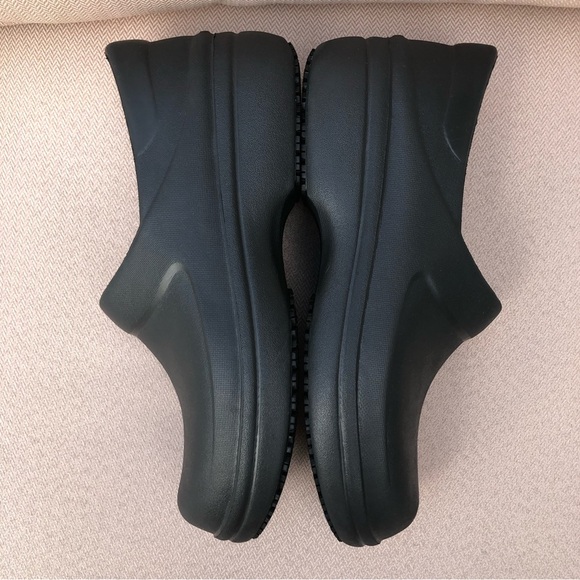 Crocs Women’s Neria Pro II slip-resistant Work Black Clocg 9 - Picture 7 of 11